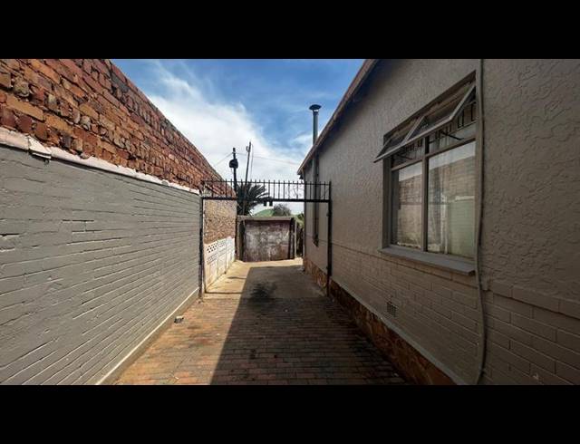 7 BEDROOM HOUSE FOR SALE IN FOREST HILL